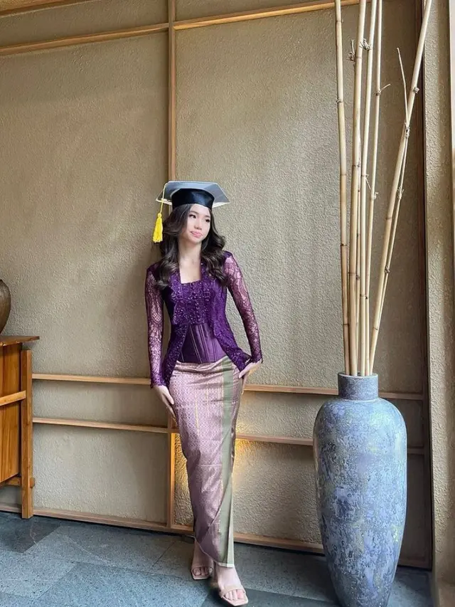 Pesona Jasmine Abeng, Putri Sulung Ririn Ekawati Berbalut Kebaya dan Kain Bugis Saat Wisuda SMA