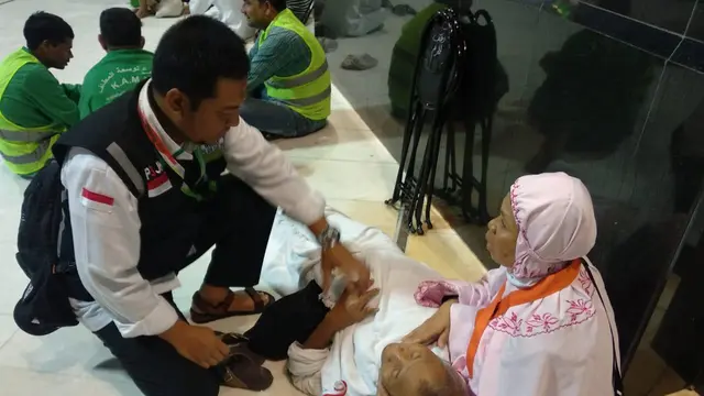 Petugas layani jemaah haji Indonesia yang sakit