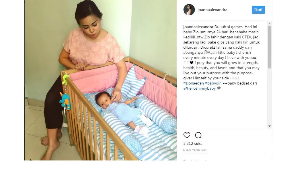 Joanna Alexandra temani si kecil yang sedang tidur (Foto: Instagram)