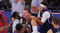 Guard Dallas Maverick, Luca Doncic (tengah) paksa Clippers bermain imbang 2-2 di playoff NBA 2020 (AFP)