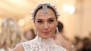 Gal Gadot tampil cantik mengenakan busana renda saat menghadiri Met Gala 2019 bertema Camp: Notes on Fashion di The Metropolitan Museum of Art, New York, Amerika Serikat, Senin (6/5/2019). (Photo by Evan Agostini/Invision/AP)