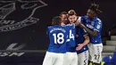 Pemain Everton merayakan gol yang dicetak Michael Keane ke gawang Salford City pada laga Piala Inggris di Stadion Goodison Park, Kamis (17/9/2020) dini hari WIB. Everton menang 3-0 atas Salford City. (AFP/Jon Super/pool)