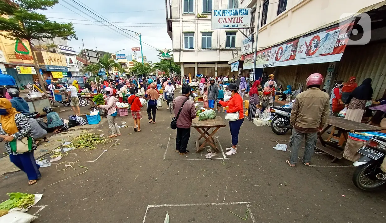 Suasana Pasar Pagi di Jalan Jenderal Sudirman, Salatiga, Jawa Tengah, Rabu (29/04). Pasar Pagi Salatiga menerapkan physical distancing atau jaga jarak aman untuk mencegah penularan virus corona COVID-19. (Liputan6.com/Gholib)