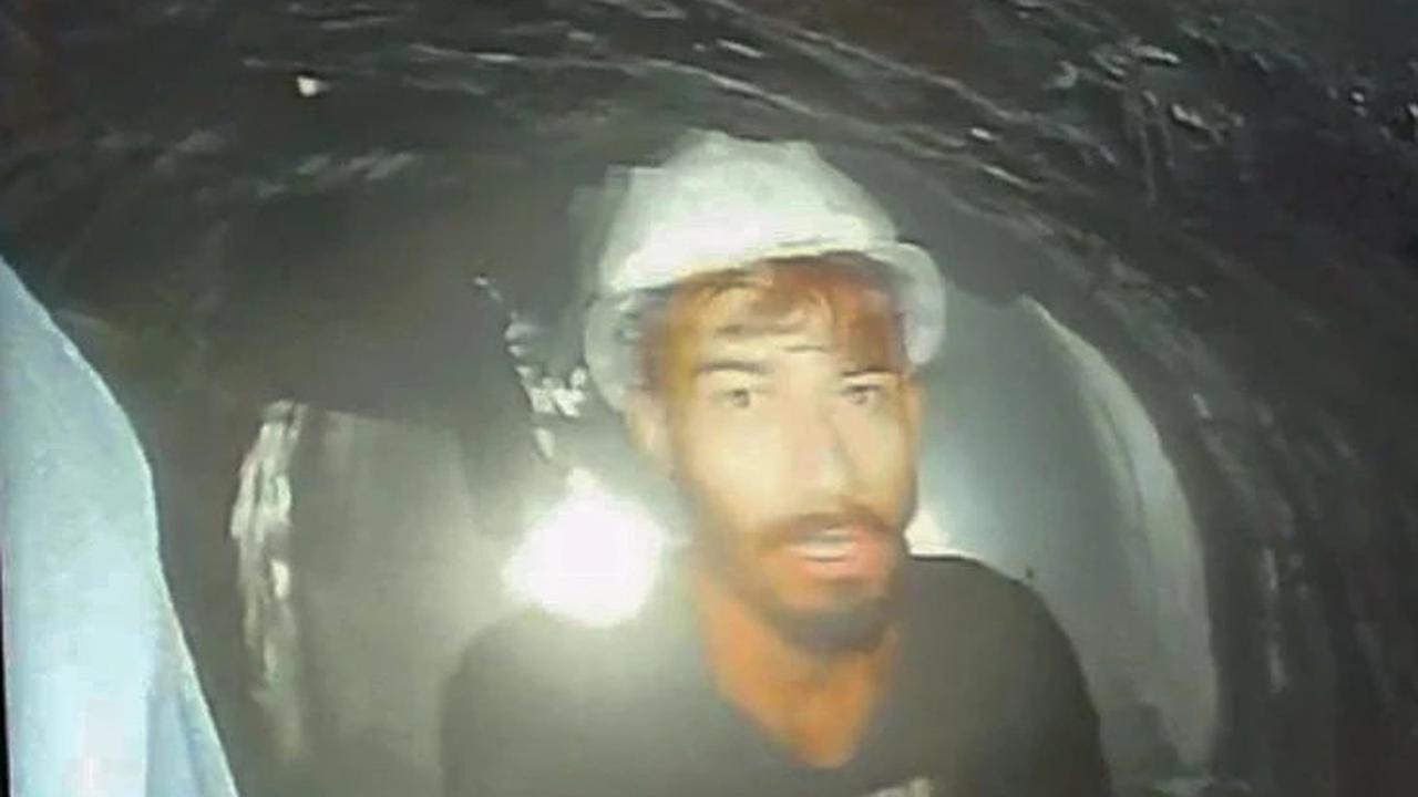 Video dari kamera endoskopi yang yang dimasukkan ke dalam pipa baru yang dibor ke dalam terowongan runtuh di Uttarakhand, India pada Senin 20 November 2023. (Screen Grab SDRF Via AP)