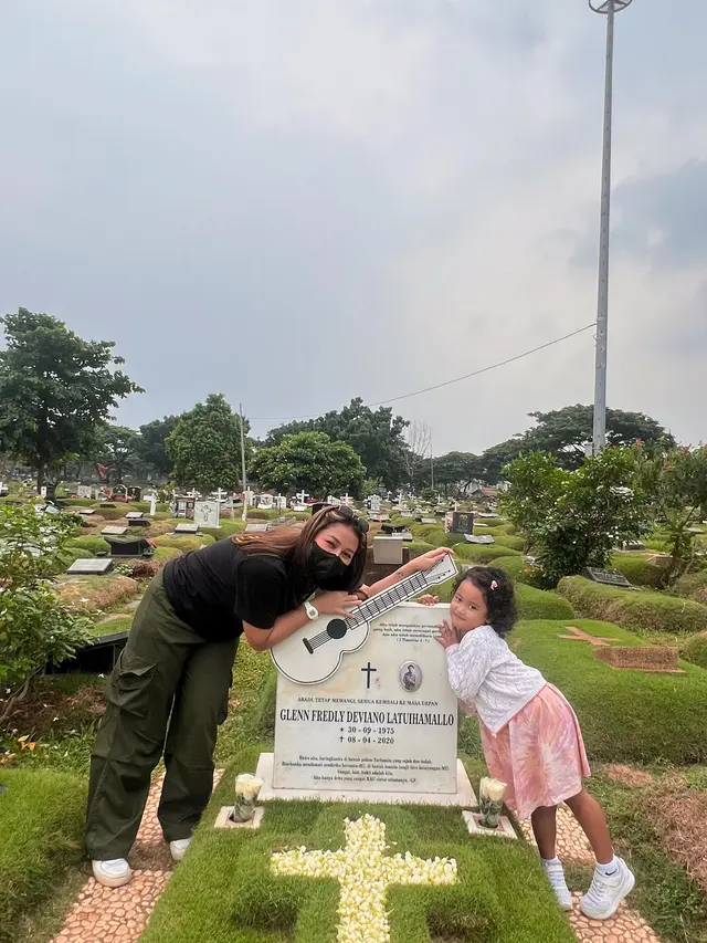 Jelang Tahun Baru, Ini 7 Momen Mutia Ayu dan Gewa Ziarah ke Makam Glenn ...