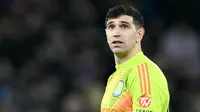 Emiliano Martínez menjadi satu-satunya pemain Aston Villa yang tak tergantikan pada fase grup UCL 2024/2025. Dengan performa yang konsisten, kipper Timnas Argentia itu selalu tampil penuh dalam delapan laga yang dijalani The Villans. Dari 8 laga, Martinez hanya kebobolan 6 gol. (AFP/Justin Tallis)
