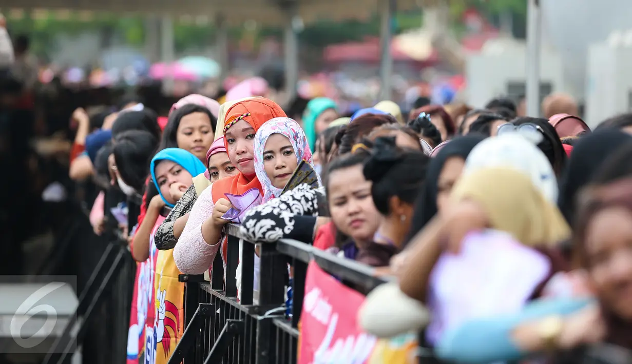 Peserta mengantri untuk mendapat giliran registrasi ulang Audisi D Academy 3 Indosiar di Jakarta, Minggu (6/12). Berdasarkan data panitia, lebih dari enam ribu peserta yang mendaftar untuk ikut audisi. (Liputan6.com/Faizal Fanani)