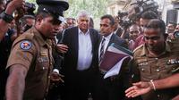 Mantan Presiden Sri Lanka Ranil Wickremesinghe (tengah) dihadirkan oleh polisi di Pengadilan Negeri Kolombo Jumat (22/8/2025). (Dok. AP/Lahiru Harshana)