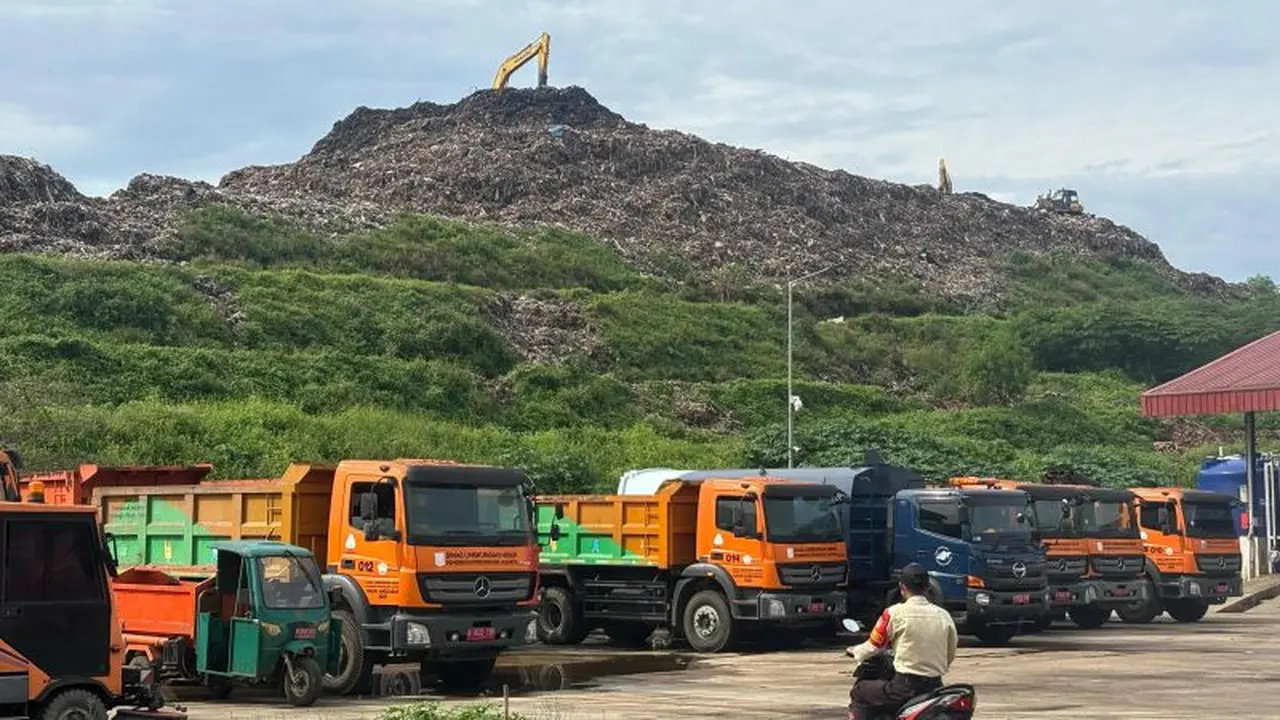 Petugas melewati gunungan sampah di Tempat Pengolahan Sampah Terpadu (TPST) Bantargebang yang menjadi lokasi open dumping sampah DKI Jakarta, yang berlokasi di Bantargebang, Kota Bekasi, Provinsi Jawa Barat, Rabu (19/3/2025) (Antara)