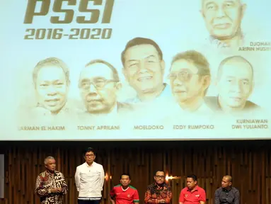 Enam kandidat melakukan debat terbuka jelang pemilihan Ketua Umum PSSI 2016-2020 di Hall SCTV Tower, Jakarta, Selasa (4/10/2016). Rencananya, pemilihan Ketua Umum PSSI akan dilaksanakan pada 17 Oktober mendatang. (Liputan6.com/Helmi Fithriansyah)