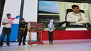 Menteri BUMN, Erick Thohir memukul bedug disaksikan Direktur Utama Pertamina Nicke Widyawati, CEO ITDC Abdulbar M Mansoer dan Managing Director Dorna Sports, S.L, Carlos Ezpeleta (secara online) pada peluncuran Pertamina Grand Prix of Indonesia di Jakarta, Rabu (9/2/2022).(Liputan6.com/Fery Pradolo)