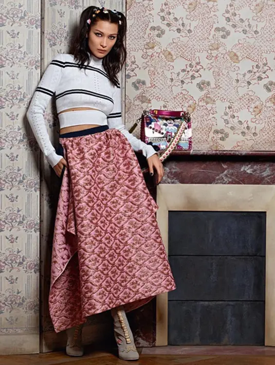 Terlihat bersama teman-temannya, Bella sangat bahagia menikmati pestanya itu. Meskipun rasa sakit tengah dirasakan di dalam dirinya terkait kemesraan di antara The Weeknd dan Selena Gomez.  (Instagram/bellahadid)