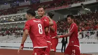 Para pemain Persija Jakarta merayakan gol Rezaldi Hehanussa saat melawan Tampines Rovers pada laga Piala AFC 2018 di Stadion Utama GBK, Senayan, Jakarta (28/2/2018). Persija menang 4-1. (Bola.com/Nick Hanoatubun)