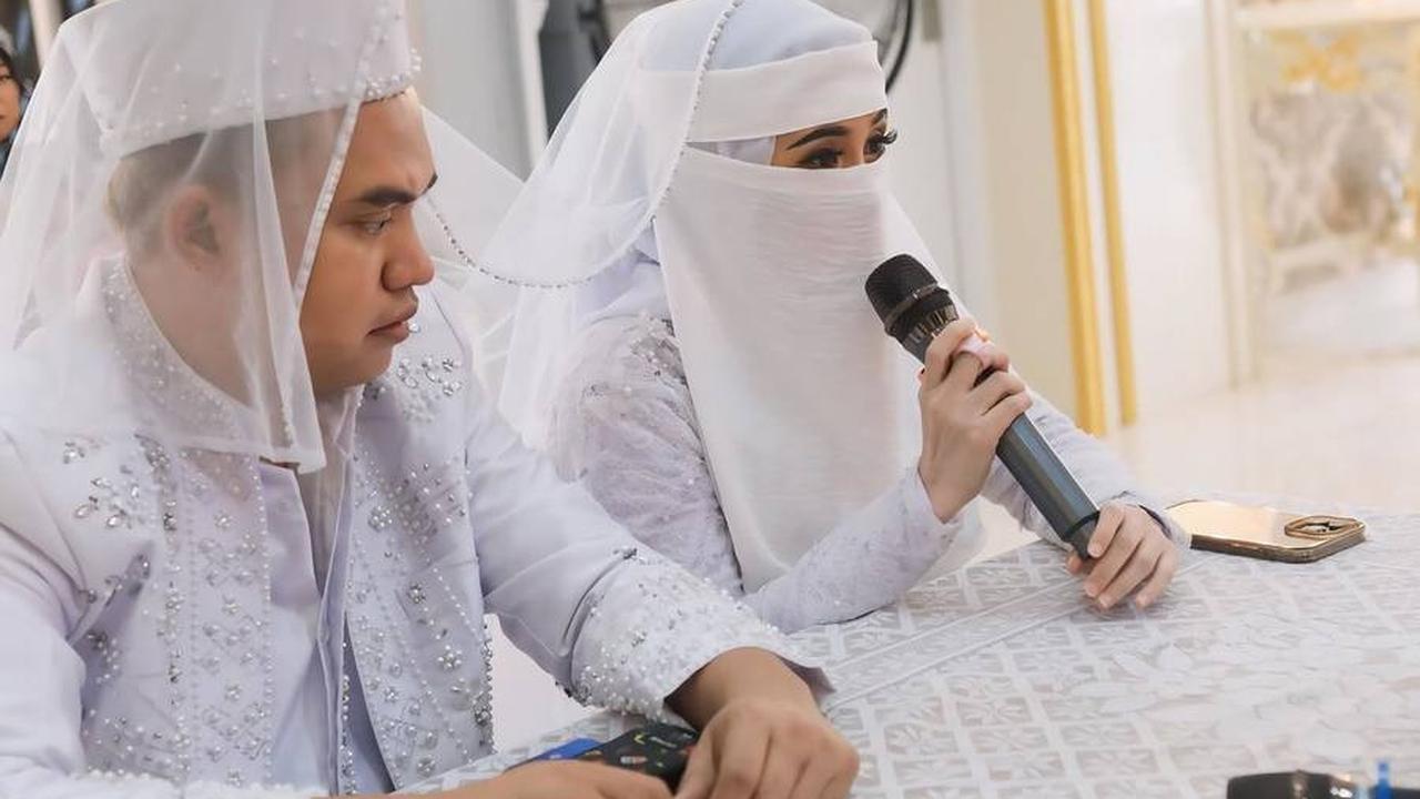 Setelah enam bulan resmi bercerai, Dodhy Kangen Band memutuskan untuk rujuk kembali dengan Ayu Rizki Yani.<br><br>