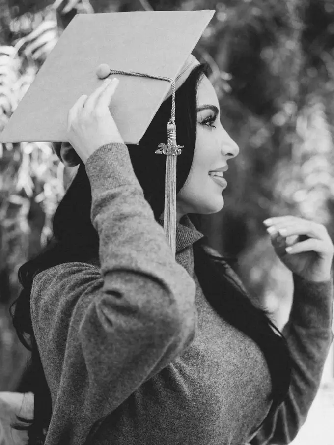 Kim Kardashian saat Lulus Program Studi Hukum di Usia 44 Tahun
