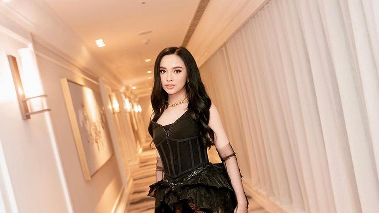 Lyodra Ginting di Atas Panggung Kenakan Batik Modern