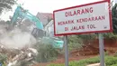 Alat berat meratakan tanah saat eksekusi lahan untuk proyek jalan Tol Cijago di kawasan Kukusan, Depok, Rabu (12/12). PN Depok kembali mengeksekusi 20 bidang lahan terkait proyek jalan tol Cijago Seksi II sepanjang 5,5 km. (Liputan6.com/Immanuel Antonius)