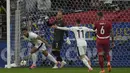 Jude Bellingham yang menjadi pencetak gol tunggal kemenangan Inggris atas Serbia menorehkan 3 rekor sekaligus. Pertama, ia menjadi pemain Inggris pertama yang mencetak gol di Piala Dunia dan Euro saat membela klub di luar Inggris. Pada Piala Dunia 2022 ia berstatus pemain Borussia Dortmund, sementara saat mencetak gol di Euro 2024 ia tengah membela Real Madrid. (AP Photo/Frank Augstein)