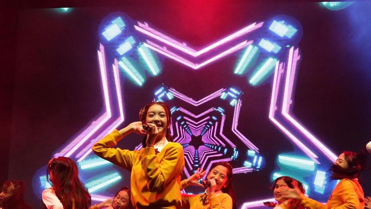 Personil JKT48 saat tampil memeriahkan ajang Festival6 di Senayan Park, Jakarta, Sabtu (8/7/2023). Aksi enerjik personil JKT48 memeriahkan hari pertama Festival6.