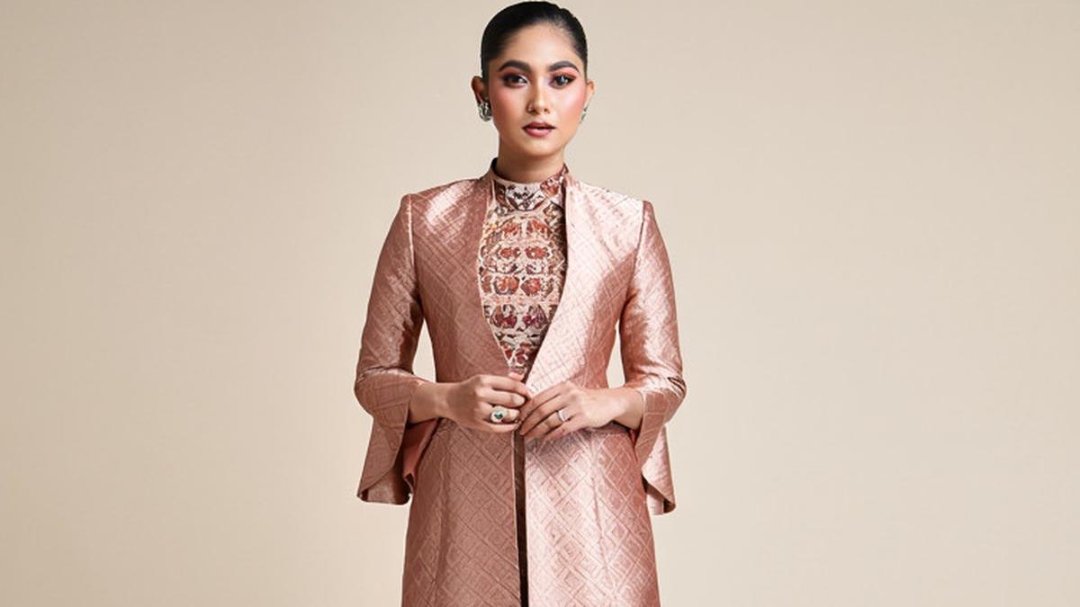 7 Model Dress Batik Brokat dengan Blazer Panjang Semi Formal, Tampil Elegan di 2025