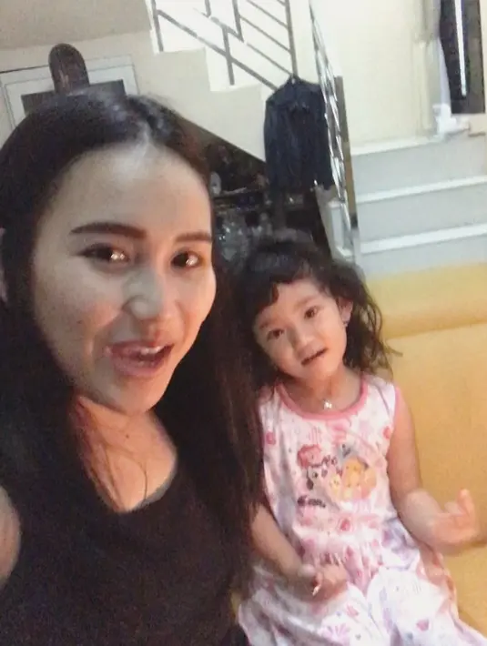 Tidak hanya foto, Ayu mengunggah video suasana ulang tahun bersama keluarganya. Terlihat Ayu, putrinya serta kedua orang tua Ayu. "Tiup lilin kriting..... met ultah anakku sayang muaaahhh ❤️🎂💋🌹🎉🎁🍻🤗💃😘💐," tulisnya. (Instagram/ayutingting92)