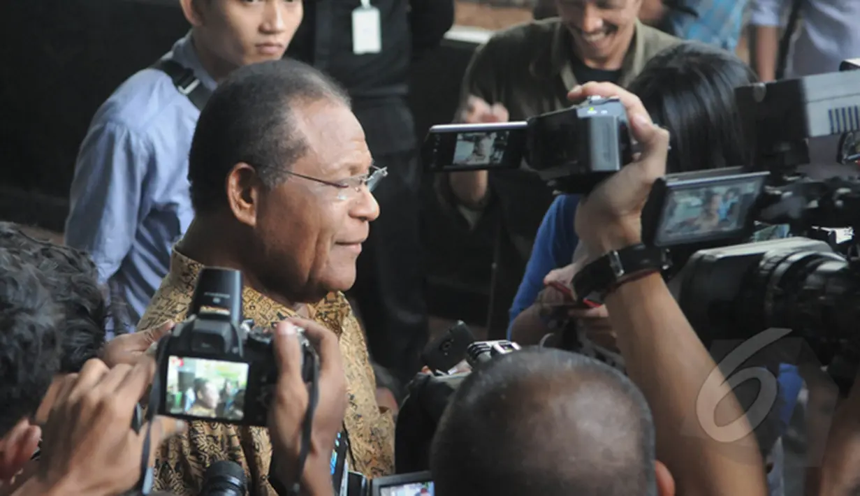 Barnabas Suebu, saat ditanya oleh wartawaan di depan Gedung Komisi Pemberantasan Korupsi (KPK), Jakarta, Jum'at (13/2/2015).  Barnabas Suebu menjadi saksi terkait kasus korupsi DED PLTA  tahun 2009-2010 Provinsi Papua. (Liputan6.com/Herman Zakharia)
