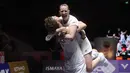 Ganda campuran Prancis, Thom Gicquel/Delphine Delrue, melakukan selebrasi setelah menaklukkan Thailand, Dechapol Puavaranukroh/Supissara Paewsampran pada laga final Indonesia Open 2025 di Istora Gelora Bung Karno, Senayan, Jakarta, Minggu (8/6/2025). Wakil Prancis itu menang dengan skor skor 21-16, 21-18. (Bola.com/M Iqbal Ichsan)