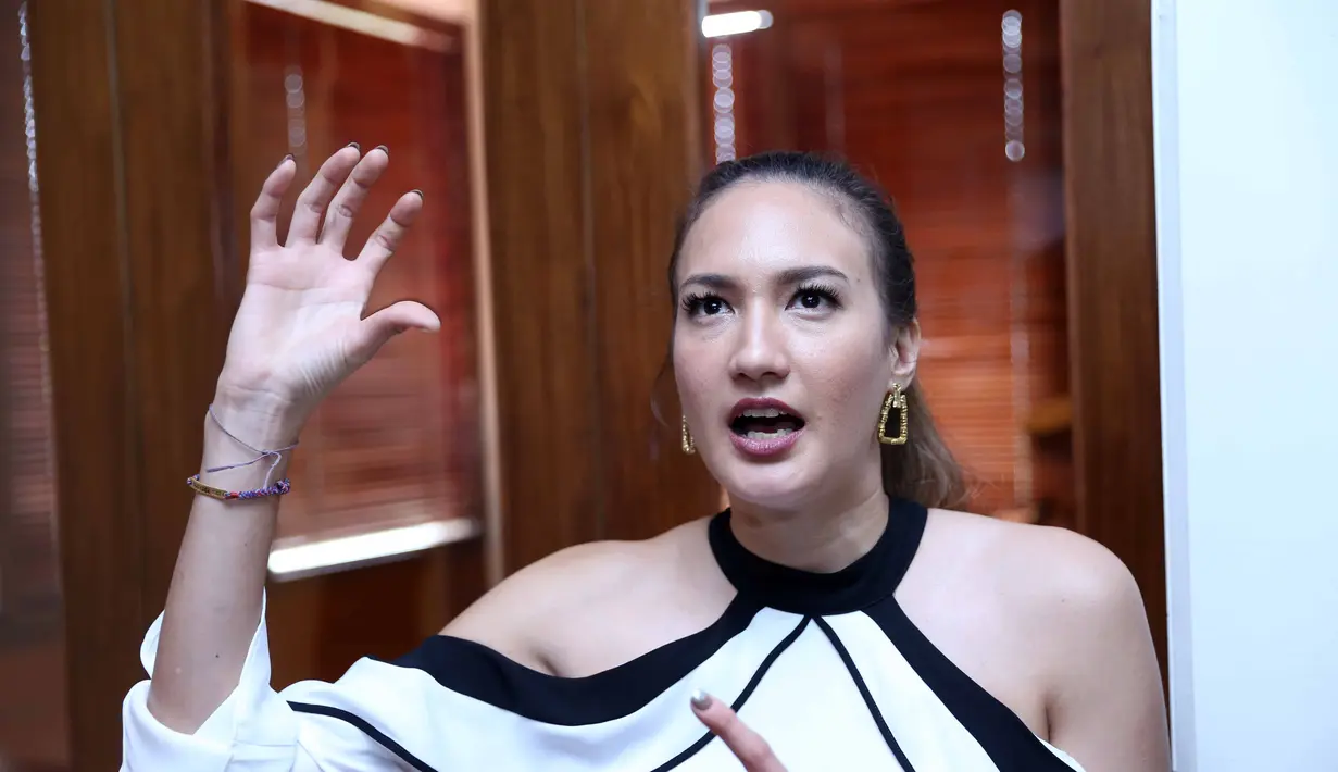 Kejadian tak terlupakan bagi Puteri Indonesia 2005 itu saat menjalani syuting. Tiba-tiba datang Komodo liar dari luar Taman Nasional. (Nurwahyunan/Bintang.com)