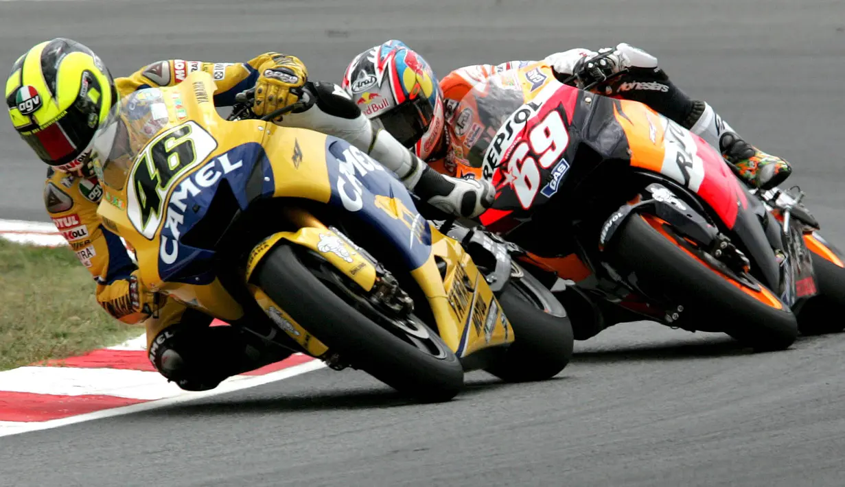 Namun perjuangan Nicky Hayden tidaklah mudah, hingga sebelum balapan seri terakhir dirinya masih berada di bawah Valentino Rossi. (EPA/Toni Albir)