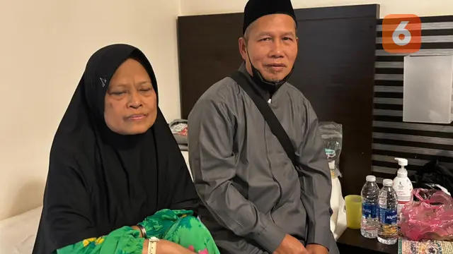 Rohani, jemaah haji Indonesia yang merupakan seorang disabilitas netra, dan suaminya, Pendi, saat ditemui di wilayah Aziziyah, Makkah, 16 Mei 2026. (Liputan6.com/Asnida Riani/Media Center Haji 2026)