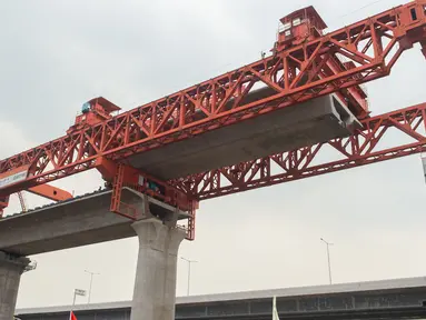 Foto pada 2 September 2020 menunjukkan lokasi pekerjaan pemasangan gelagar kotak (box girder) jalur Kereta Cepat Jakarta-Bandung (KCJB). Pemasangan gelagar sedang berlangsung di ketiga balok yard di sepanjang jalur Kereta Cepat Jakarta-Bandung dalam tiga hari terakhir. (Xinhua/Du Yu)
