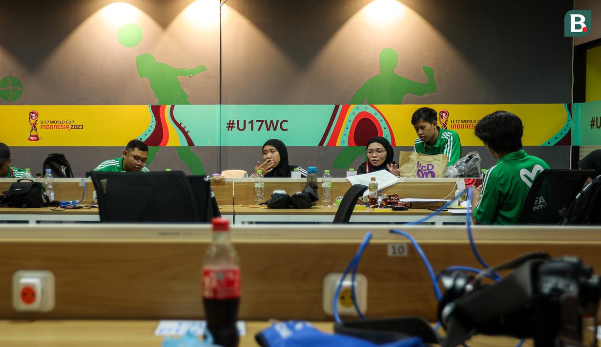 Suasana ruangan khusus wartawan atau media center yang akan melakukan peliputan Piala Dunia U-17 2023 di Stadion Gelora Bung Tomo (GBT), Surabaya, Kamis (9/11/2023). Media center Stadion GBT untuk Piala Dunia U-17 2023 terletak di antara Pintu 21 dan Pintu 20. (Bola.com/Bagaskara Lazuardi)