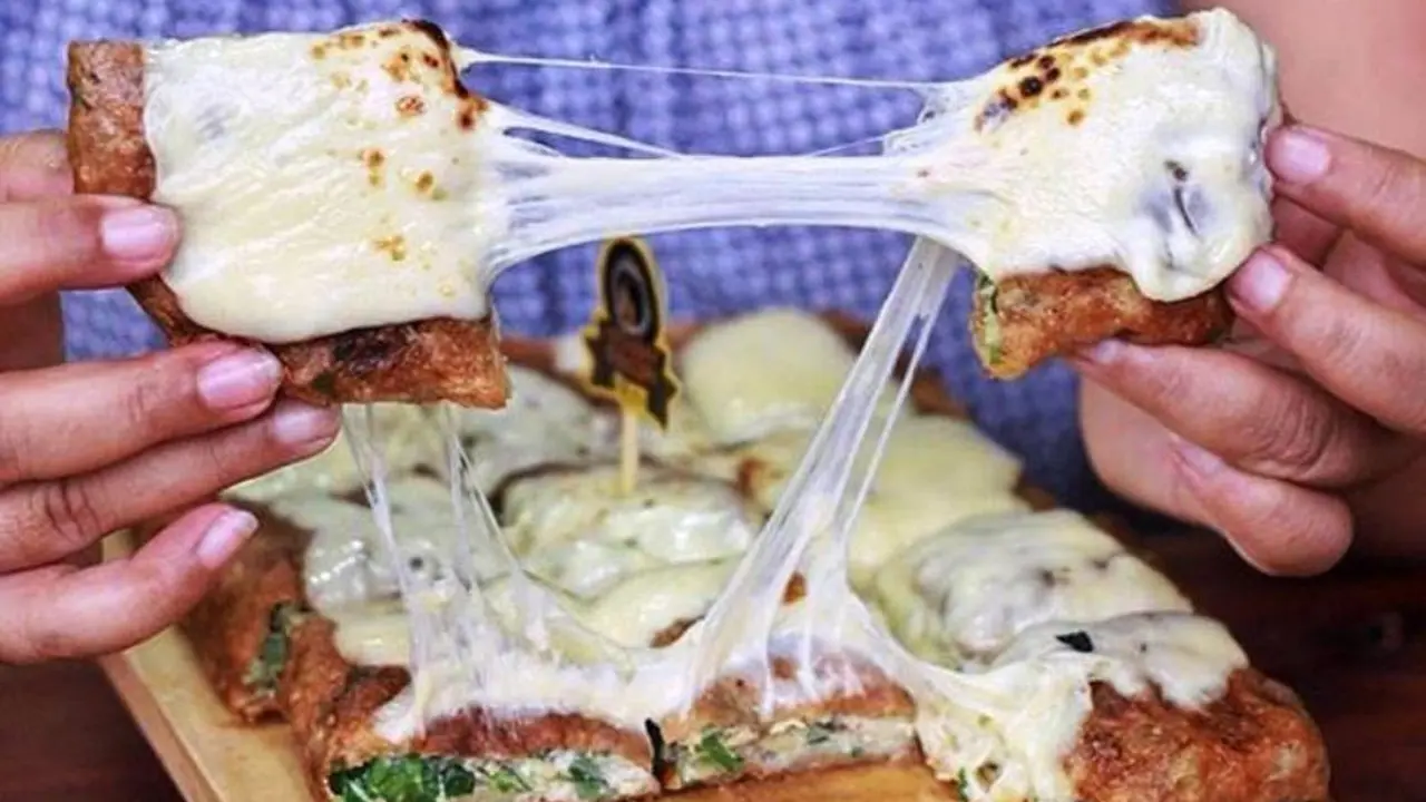[Bintang] Mencicipi Kelezatan Martabak Mozzarella dalam 10 Potret