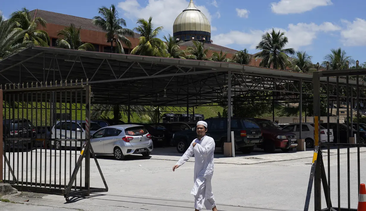Seorang pria berjalan keluar dari Masjid Sri Petaling di Kuala Lumpur, Malaysia, Senin (16/3/2020). Sejauh ini, total 42 pasien virus corona COVID-19 di Malaysia telah sepenuhnya pulih dan sudah dipulangkan. (AP Photo/Vincent Thian)