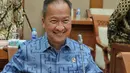 Menteri Perindustrian Agus Gumiwang Kartasasmita bersiap mengikuti rapat kerja dengan komisi VII DPR RI di Jakarta, Rabu (7/12/2022). Dalam rapat kerja tersebut membahas Realisasi Anggaran triwulan III TA 2022,Strategi peningkatan daya saing industri pembangunan kapal dan kedirgantaraan di dalam negeri, Pengembangan Industri Farmasi, Industri Alat Kesehatan, dan Industri Elektronika, Kebijakan percepatan kendaraan listrik dan industri baterai di Indonesia, dan Hasil G20 sektor Perindustrian. (Liputan6.com/Angga Yuniar)