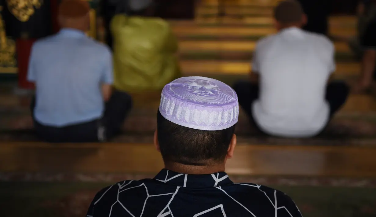 Pria Muslim berdoa sebelum melaksanakan salat Jumat pertama pada bulan Ramadan 1440 H di sebuah masjid di Beijing (10/5/2019). (AFP Photo/Greg Baker)