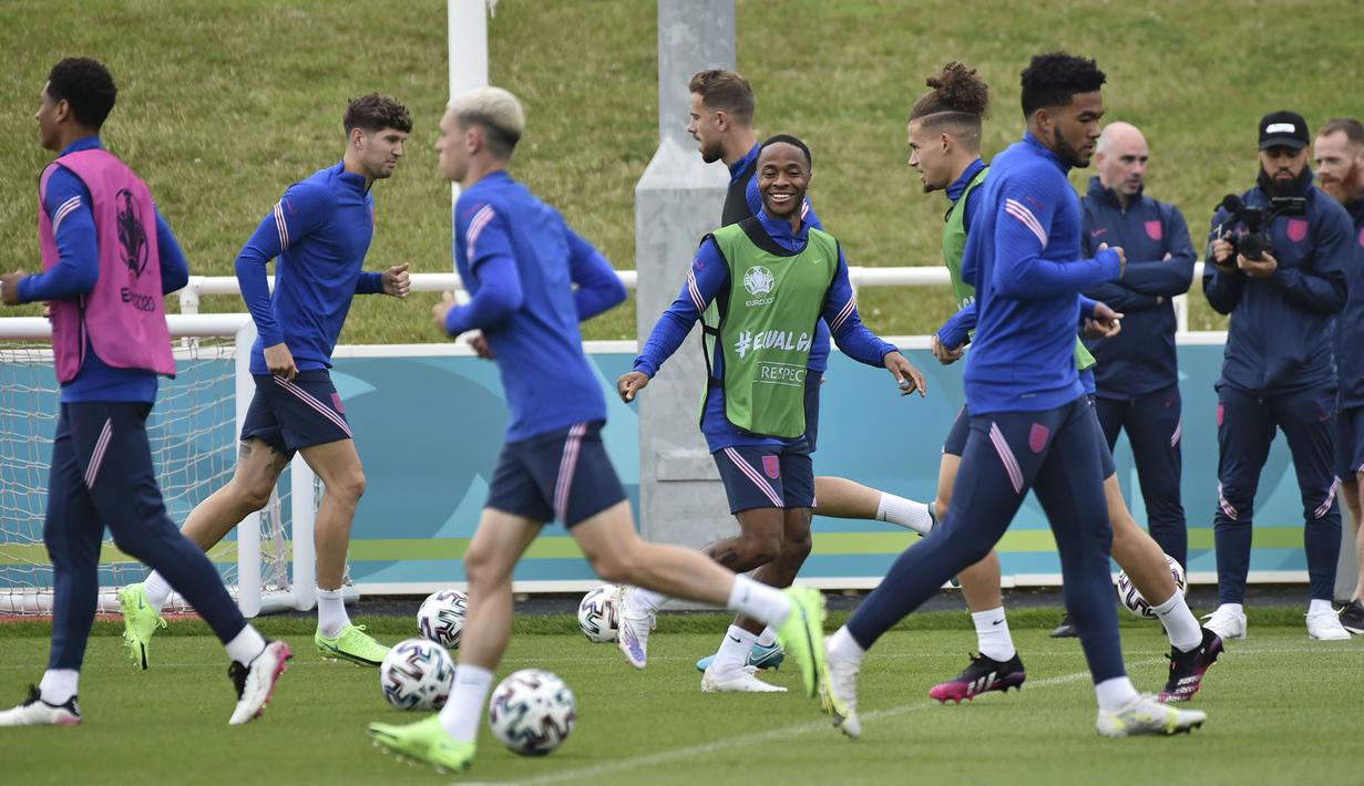 Di atas kertas, Sterling dan kawan-kawan jelas lebih diunggulkan ketimbang lawan mereka. Skuat Tiga Singa ini diperkuat sejumlah nama beken hampir di segala lini tim. (AP Photo/Rui Vieira)