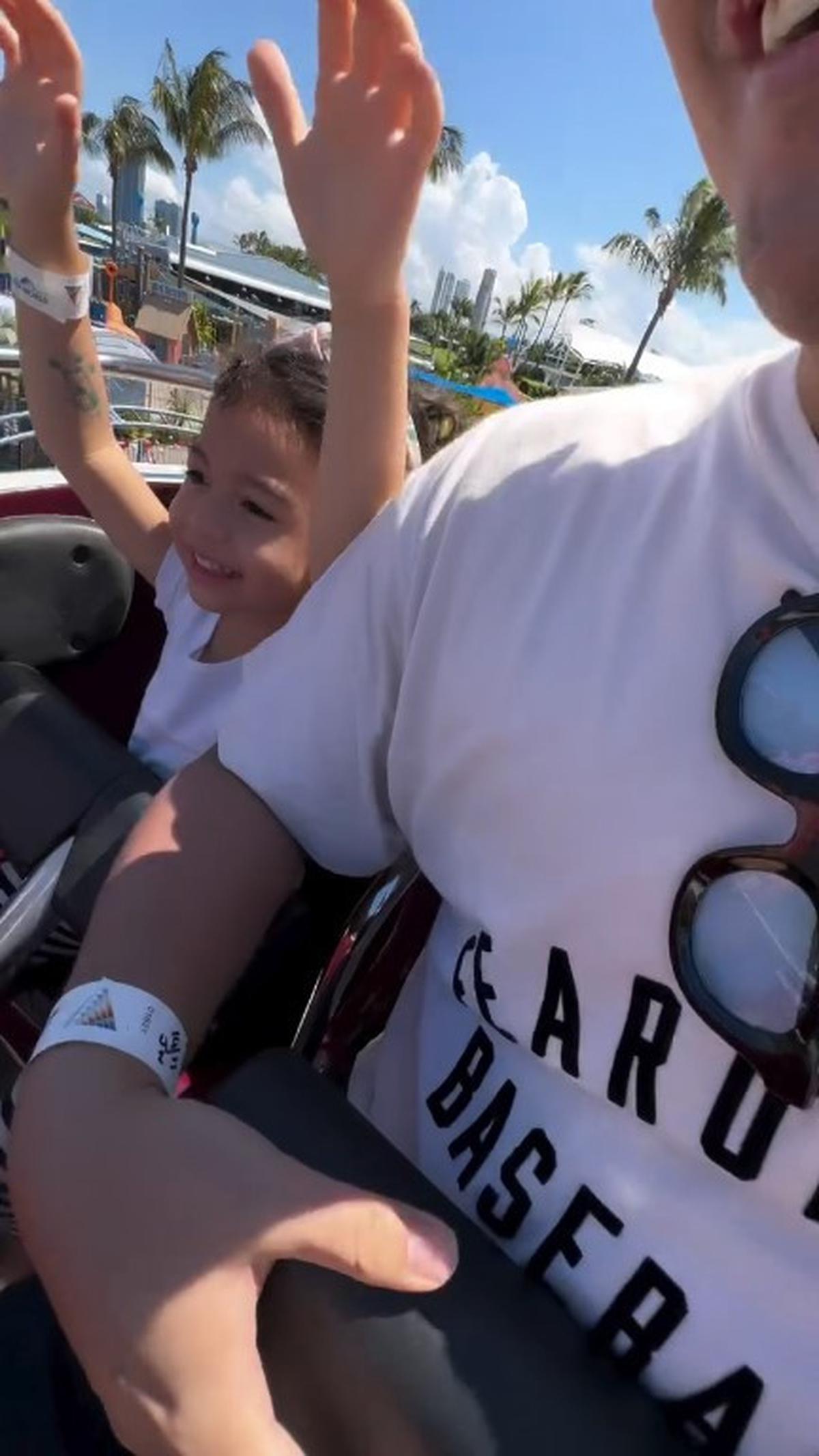 7 Potret Cara Rose Anak Rianti Cartwright Naik Roller Coaster Pertama Kali, Berani Sambil Angkat Tangan