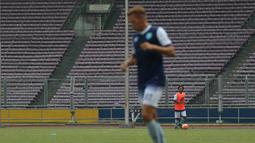 Pemain Persela Lamongan menjajal rumput Stadion Utama Gelora Bung Karno, Jakarta, Kamis (12/5/2016). (Bola.com/Nicklas Hanoatubun)
