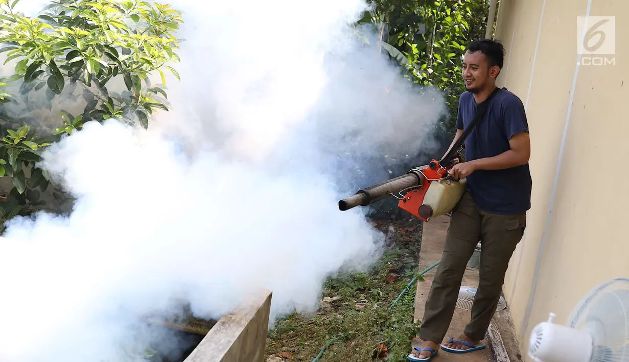 Warga melakukan pengasapan atau fogging di kawasan Kukusan, Depok, Jawa Barat, Senin (3/9). Pengasapan dilakukan guna mengurangi risiko penyakit demam berdarah akibat gigitan nyamuk aedes aegypti. (Liputan6.com/Immanuel Antonius)