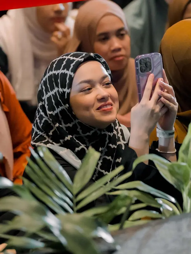 Rebecca Klopper Pakai Hijab