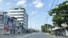 Sebuah jalan kosong terlihat di Mandalay, Myanmar tengah, Jumat (10/12/2021). Banyak kantor, toko dan restoran tutup dan orang-orang tinggal di dalam rumah sebagai protes atas pengambilalihan militer ketika aksi mogok senyap atau yang mereka sebut "silent strike". (AP Photo)