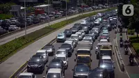 Kepadatan arus lalu lintas di Jalan Sudirman-Thamrin pada jam makan siang, Jakarta, Kamis (15/12/2022). Pemerintah berencana untuk mengucurkan insentif kendaraan listrik di Indonesia, insentif mobil listrik sebesar Rp 80 juta dan motor listrik Rp 8 juta. (merdeka.com/Imam Buhori)