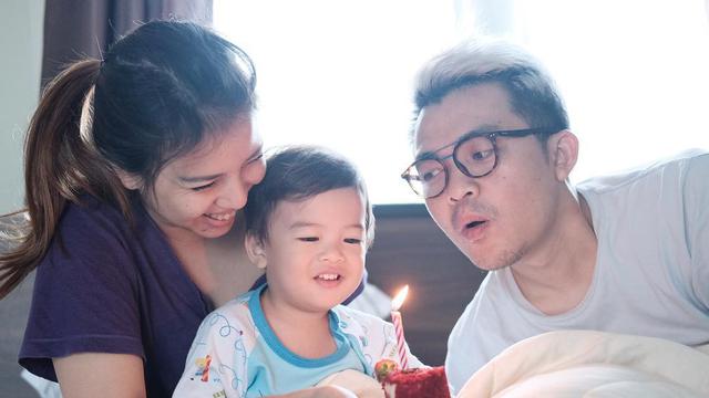 [Bintang] Tya Ariestya dan Suami