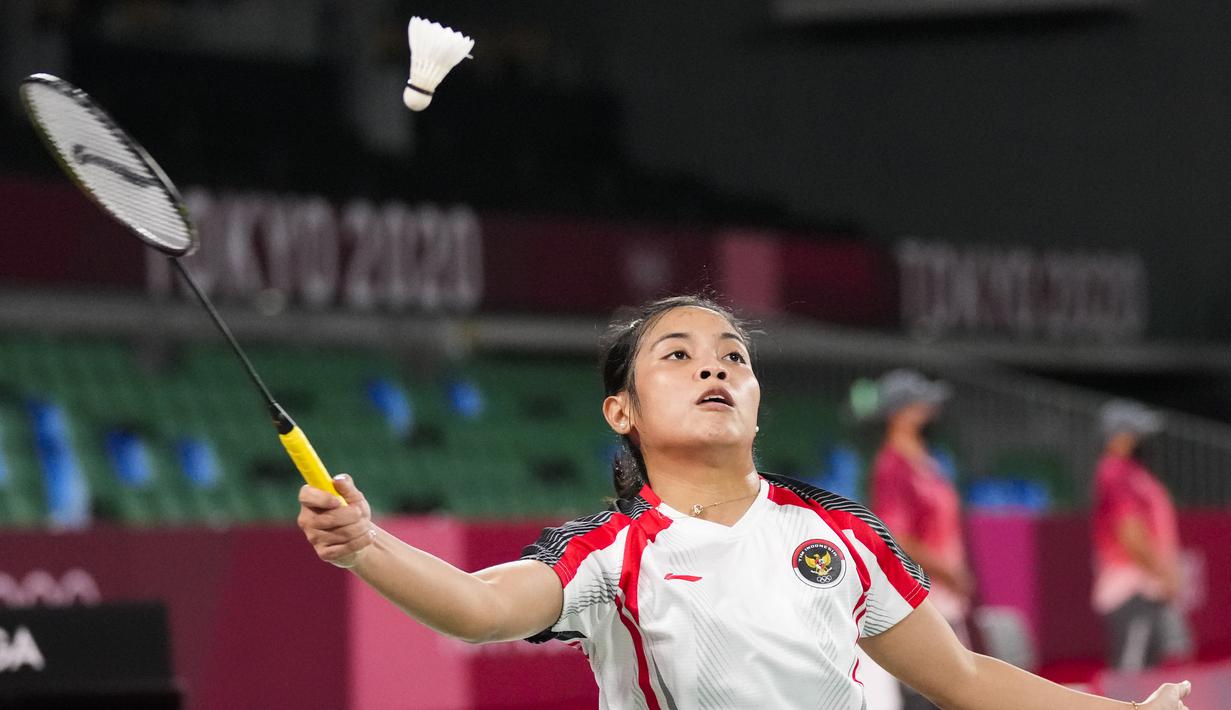 Tunggal putri Indonesia Gregoria Mariska Tunjung melakukan pukulan ke Lianne Tan dari Belgia dalam pertandingan penyisihan Grup M cabang bulu tangkis Olimpiade Tokyo 2020 di Musashino Forest Sports Plaza, Tokyo, Rabu (28/7/2021). Mariska menang 21-11 dan 21-17. (AP Photo/Dita Alangkara)