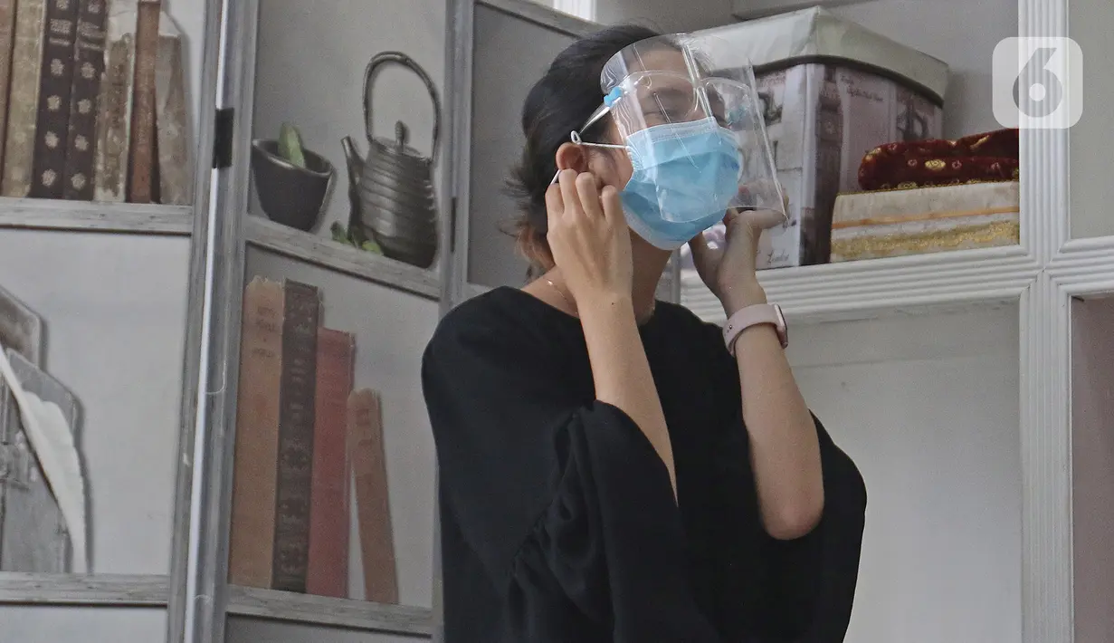 Peserta didik mengenakan masker sebelum mengikuti sekolah model di Look Academy Modeling School, Jakarta, Sabtu (24/10/2020). Sempat vakum karena pemberlakuan PSBB Jakarta, sekolah model ini kembali membuka kelas untuk para siswa dengan menerapkan protokol kesehatan. (Liputan6.com/Herman Zakharia)