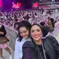 Krisdayanti dan Amora Lemos saat nonton konser BLACKPINK (Instagram/krisdayantilemos).