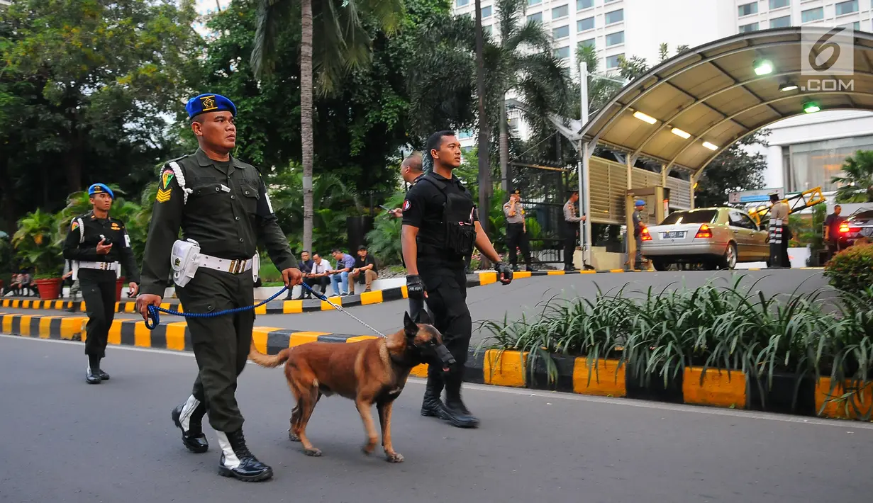 Petugas keamanan mengerahkan anjing pelacak saat mengamankan lokasi debat keempat Pilpres 2019 di Hotel Shangri-La, Jakarta, Sabtu (30/3). Penjagaan dilakukan oleh polisi dan tentara. (Liputan6.com/Angga Yuniar)