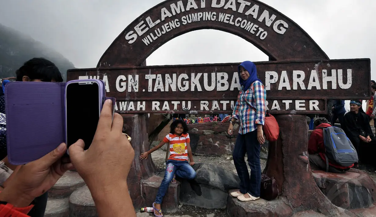 Gunung Tangkuban Perahu ini terakhir kali meletus pada tahun 2013, tetapi hingga saat kini masih banyak wisatawan lokal maupun mancanegara yang menyukai tempat eksotis tersebut. (Liputan6.com/Johan Tallo)
