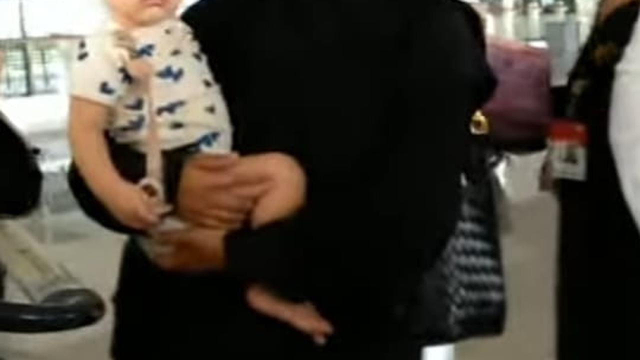 Potret Jennifer Coppen Berangkat Umrah Bareng Baby Kamari, Akan Lakukan Badal Umrah Untuk Alm Dali Wassink